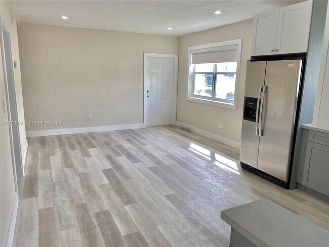 Building Photo - 1147 NE 113th St