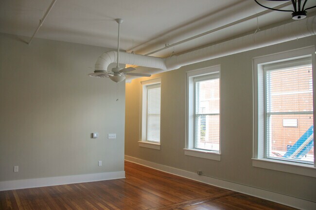 Building Photo - 596 Cherry St