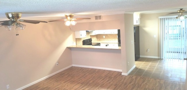 Building Photo - 601 Bainbridge Dr