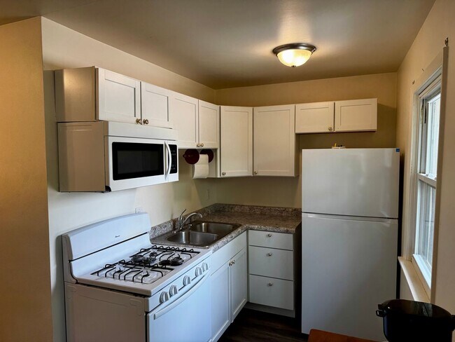 Foto del edificio - Top Floor Furnished Studio Apartment – All Utilities Included!