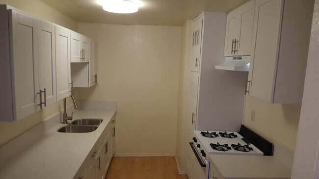 Foto del edificio - 853-861 N Raymond Ave