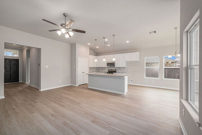 Foto del edificio - COMING JUNE 2026 LIKE NEW --- Stunning 4 bedroom home In Lake Conroe Hills