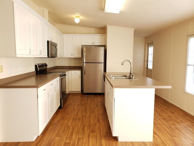 Building Photo - 4 bedroom Mobile Home