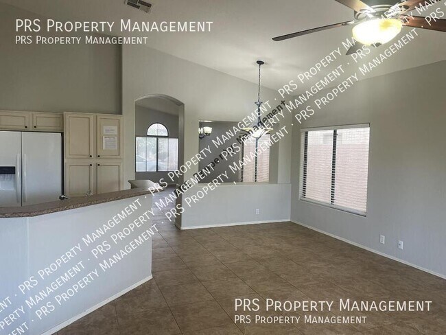 Building Photo - 2152 W Myrtle Dr