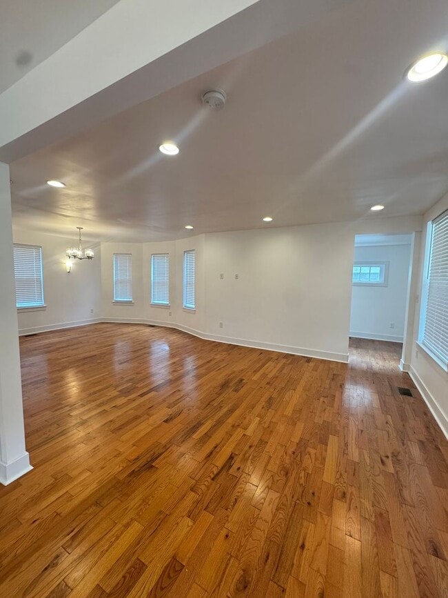 Building Photo - Home Available in West Forest Park!