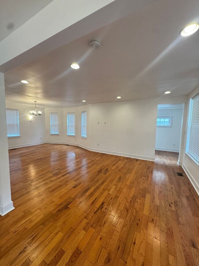 Foto del edificio - Home Available in West Forest Park!