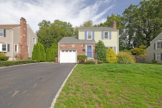 Building Photo - 27 Willowbrook Pl