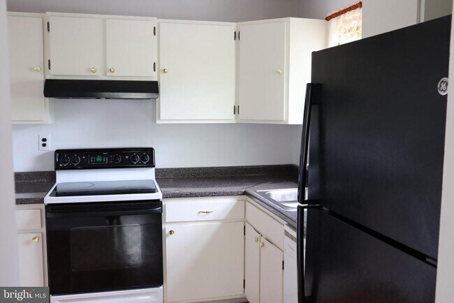 Building Photo - 303 Birch Dr