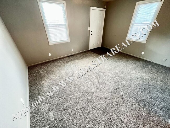 Building Photo - MOVE IN SPECIAL!! Affordable duplex in Kan...