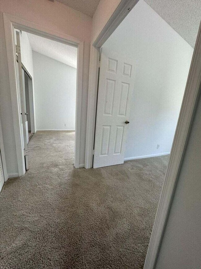 Foto del edificio - Spacious townhouse with 2 main suites in Wellington! Priced to RENT!