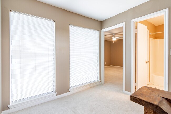 Building Photo - 44 April Point Dr S