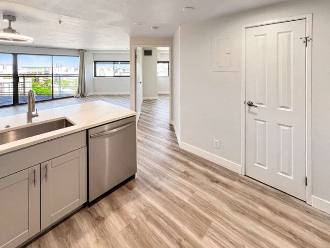 Building Photo - Amazing 1 bedroom 1 bathroom Condo Available now. With 2 tandem parking spaces includeed