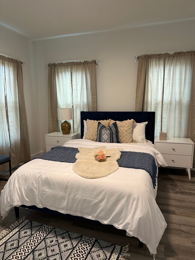 Large bedroom with walk-in closet - 50 Storer St