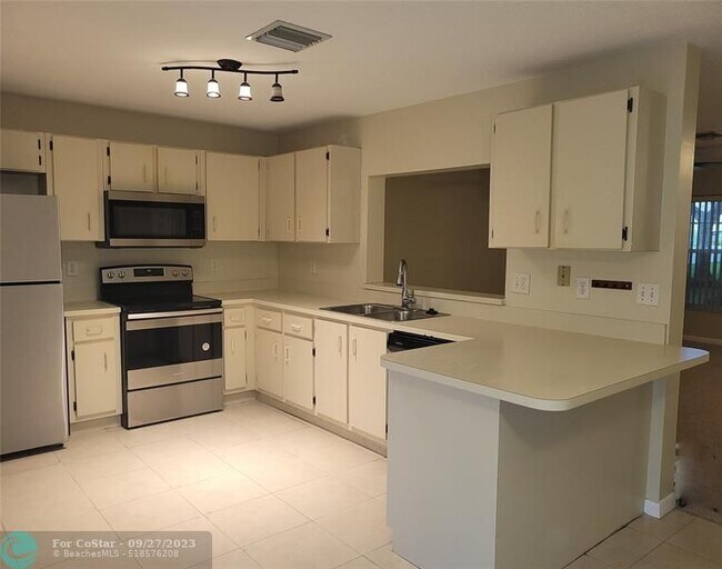 Foto del edificio - 3706 NW 122nd Terrace