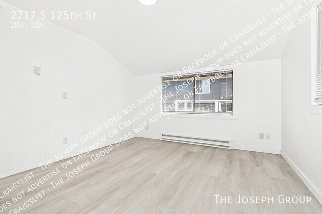 Building Photo - 2717 S 125th St