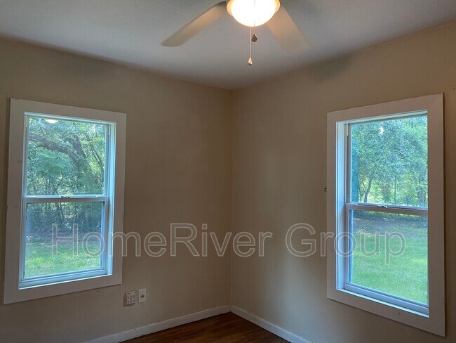 Building Photo - 2401 NE 59th Pl