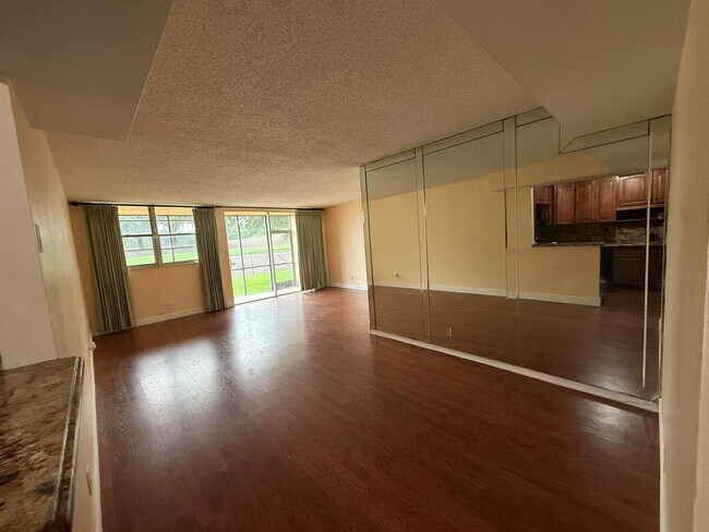 Foto del edificio - 3001 W Rolling Hills Cir