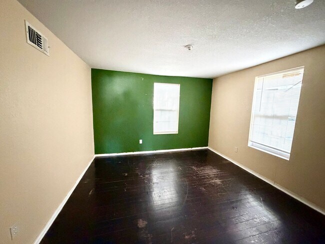 Building Photo - Charming 3BR in a Beautiful Park-Like Setting