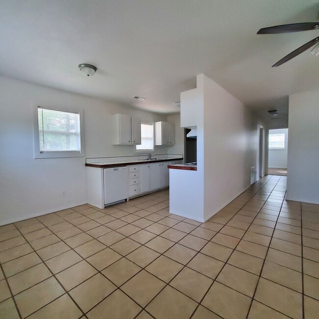 Building Photo - Ready to move in!