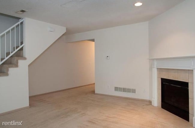 Building Photo - 902 Garden Dr