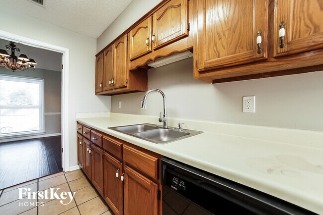 Building Photo - 5605 Bordeaux Cir W