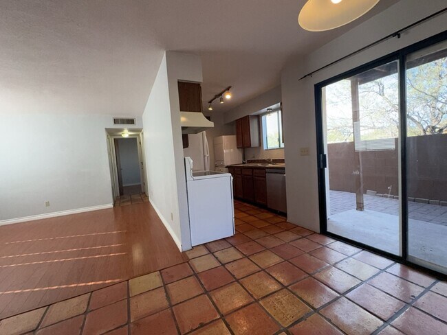 Foto del edificio - 2 bedroom 1 bath condo with washer and dryer