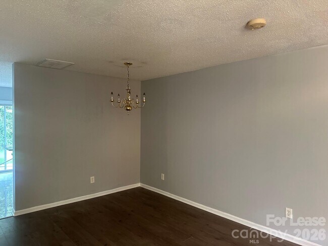 Foto del edificio - 5209 Ficus Tree Ln