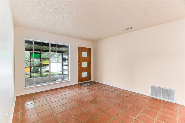 Building Photo - 100 E Lisa Dr