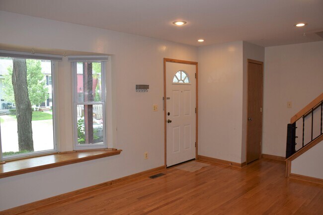 Foto del edificio - 3393 Burbank Dr