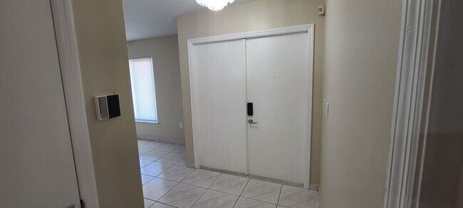 Foto del edificio - Beautifully Remodeled Home in Poinciana area