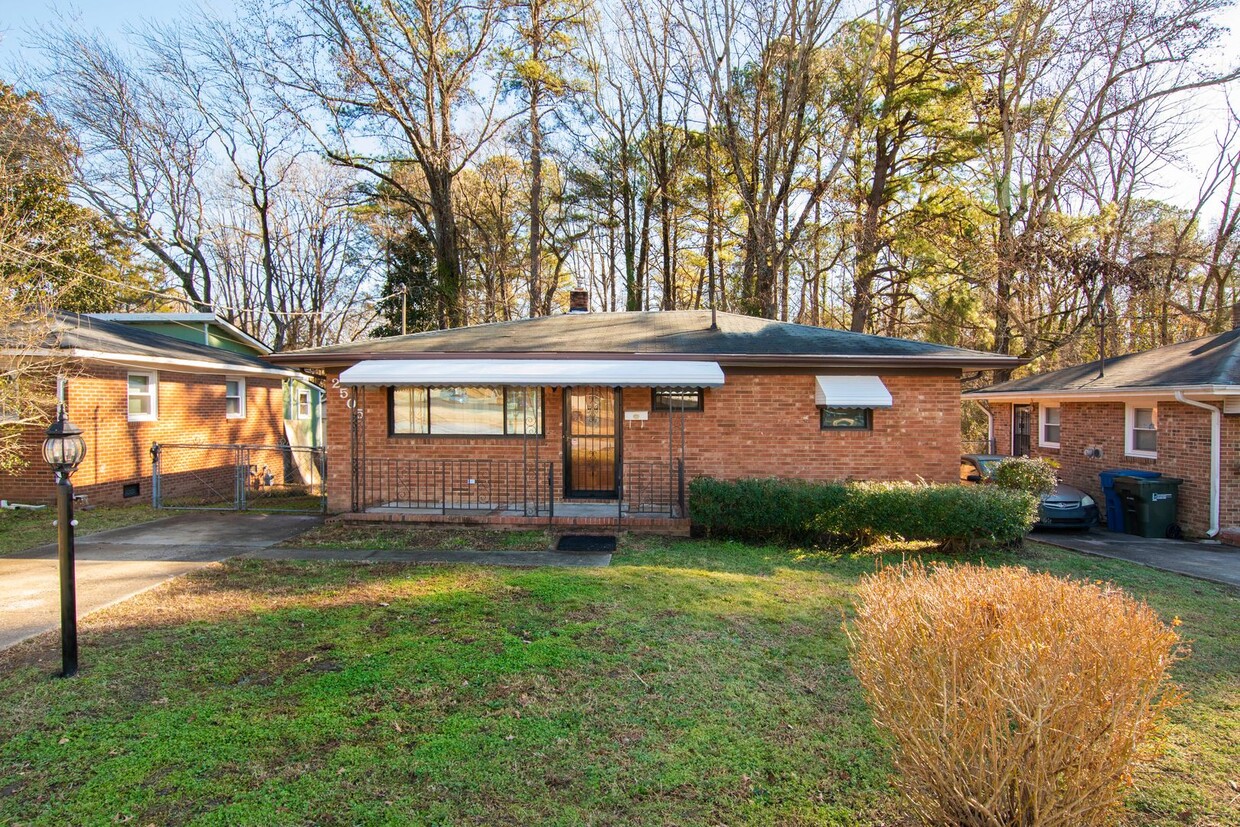 Primary Photo - Charming 3 Bedroom brick ranch!