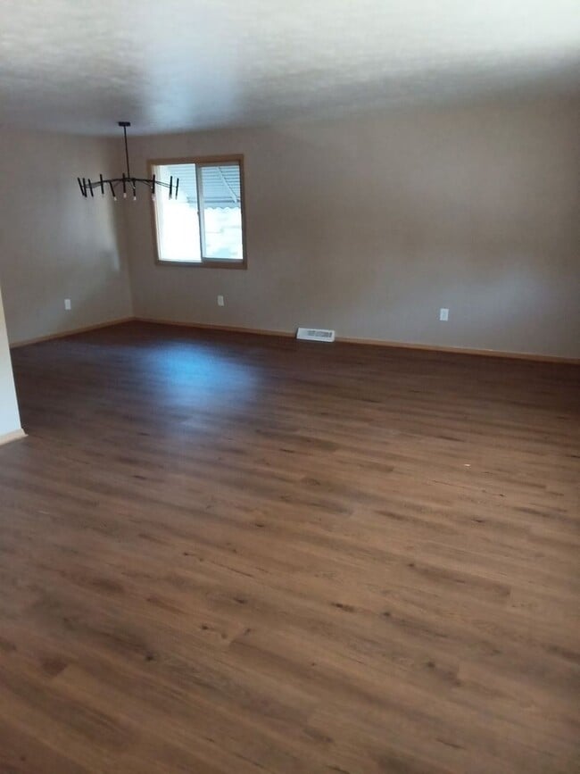 Foto del edificio - Spacious Lakeshore Living – 3-Bedroom Duplex with Charm & Convenience