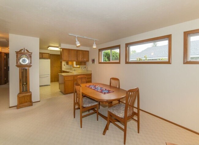 Foto del edificio - We have the wonderful 3 bed/2 bath you’ve been waiting for!