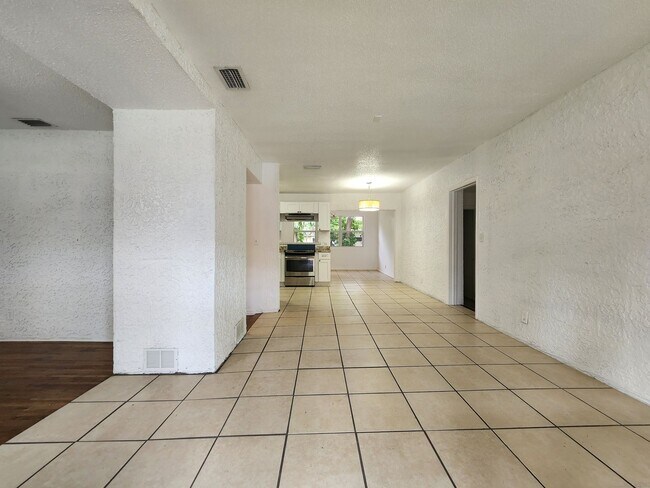 Foto del edificio - 4 Bedroom Single Family Home