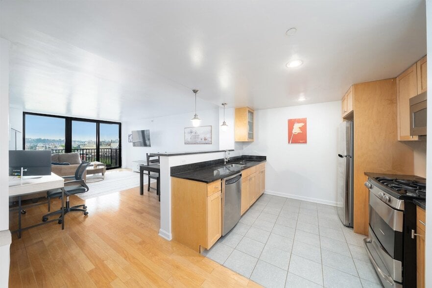 Photo - 700 Grove St