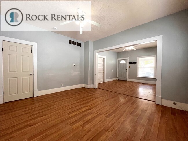 Building Photo - 2 Bed 1 Bath with Off Street Parking