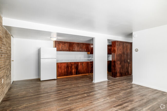 3BD, 1BA - 970SF - Dining Room - Green Acres Of Ravenna