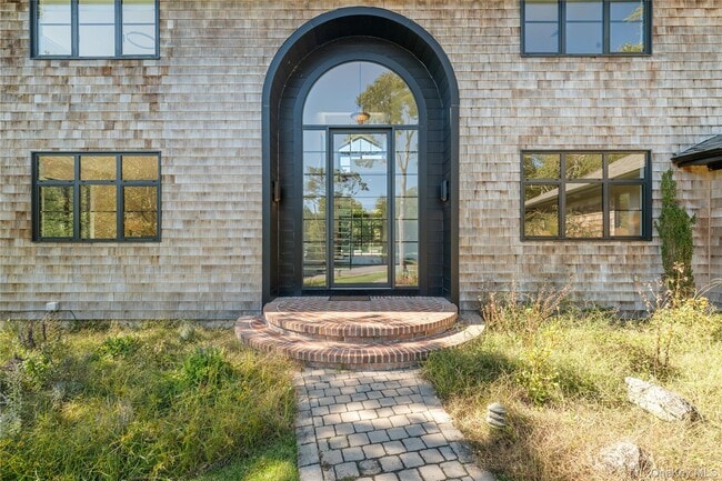 Building Photo - 15 Atterbury Rd