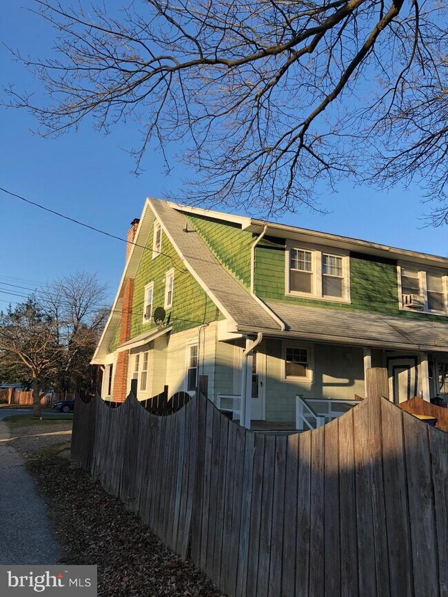 Building Photo - 827 Virginia Ave