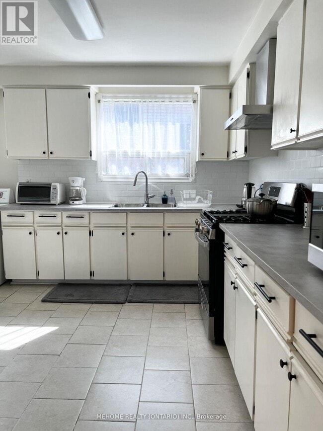 Building Photo - 126 Edmonton Dr