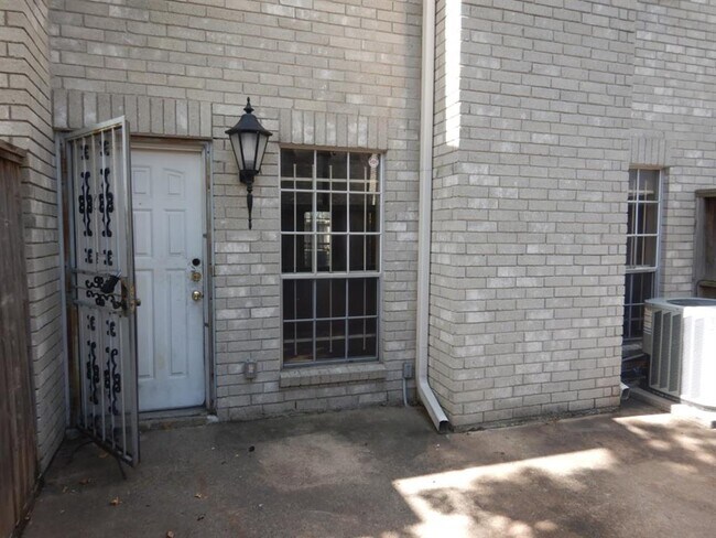 Foto del edificio - 3780 Tanglewilde St