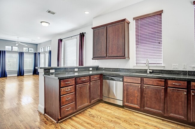 Building Photo - 1931 Summer St