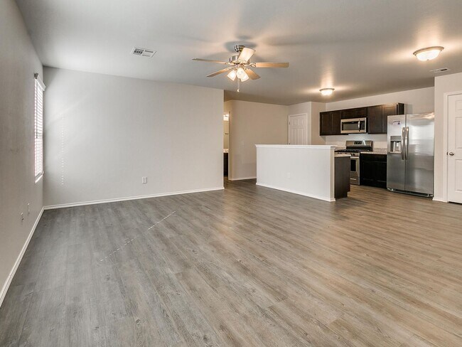 Foto del edificio - Back-to-School Rush & Save $250 on Your First Month’s Rent! | 3-bed, 2-bath Duplex in Redstone Ranch