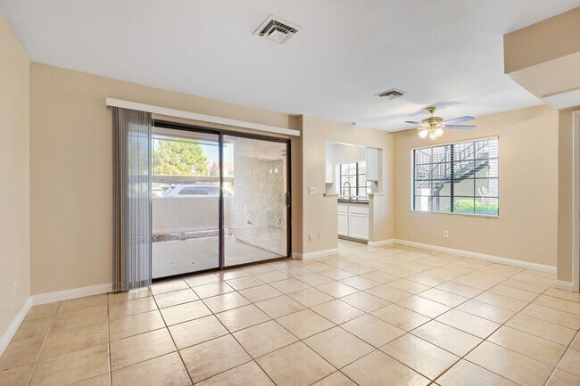 Foto del edificio - Beautiful 2 Primary Bedroom Downstairs Unit in Gated Community With Pool!