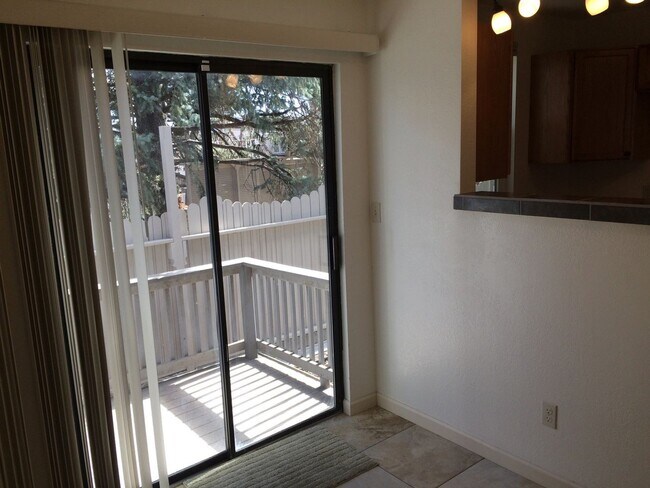 Building Photo - BEAUTIFUL 3 bed 3 Bath Townhome in Downtow...