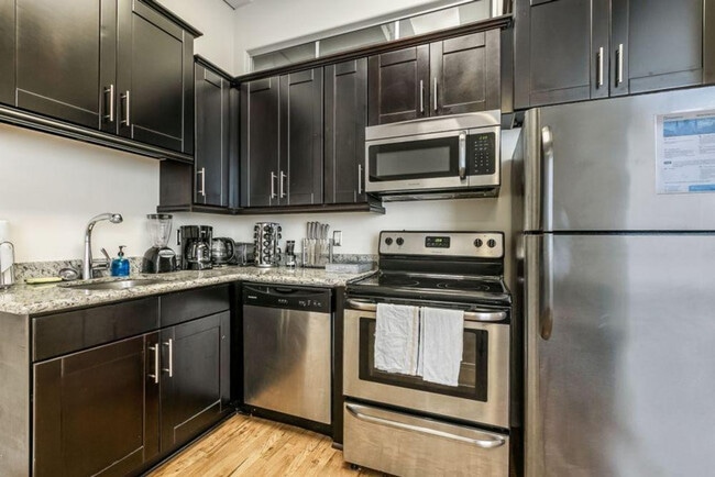 Building Photo - 201 Magazine St