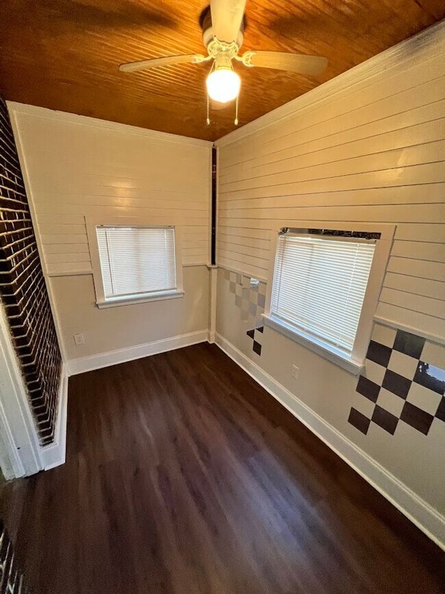 Building Photo - MOVE IN READY