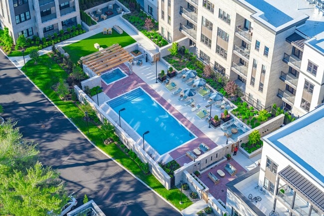 Building Photo - Florent