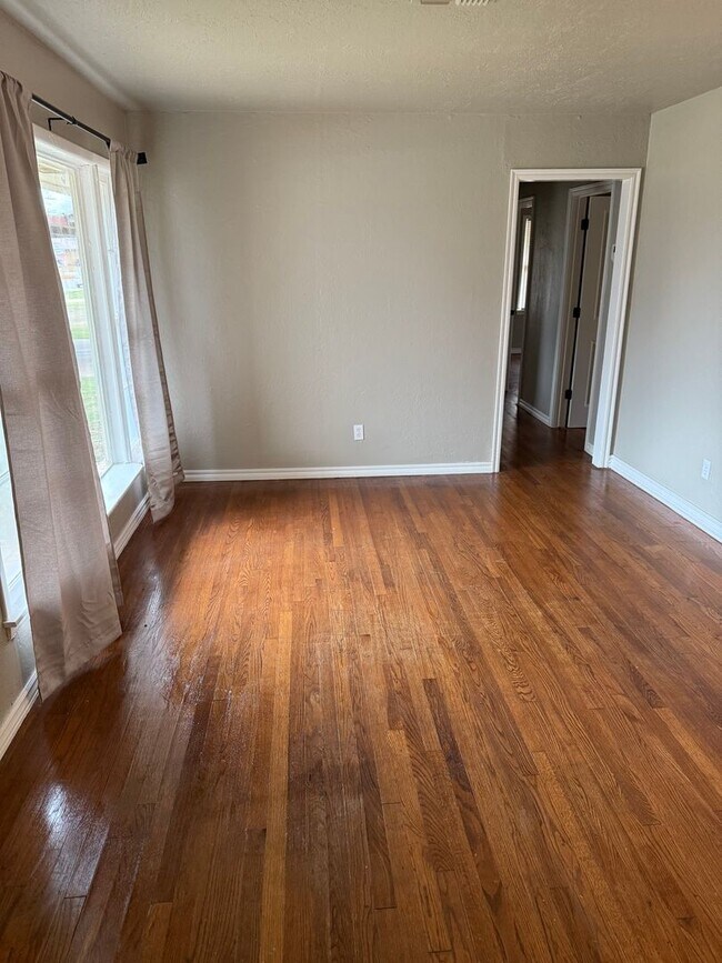 Foto del edificio - Charming 3-Bedroom Home with Bonus Room – Fully Updated and Move-In Ready!