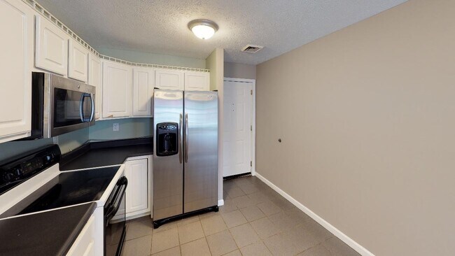 Building Photo - $995 PER BEDROOM! 3BR/2BA Condo Near UTK, ...